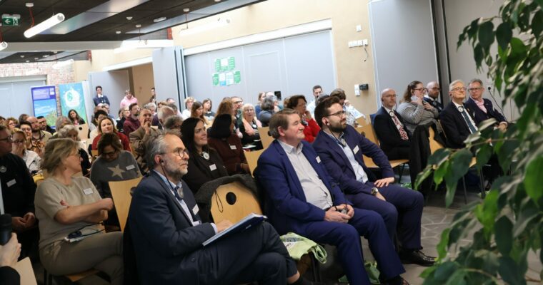 First Row Audience 4 2 Aspect Ratio 760 400